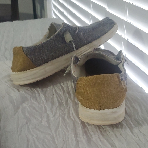 Ladies Gray Casual Shoes HeyDudes Size 8 - Picture 6 of 7